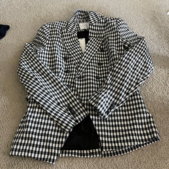 Blazer - Picture 1 of 2